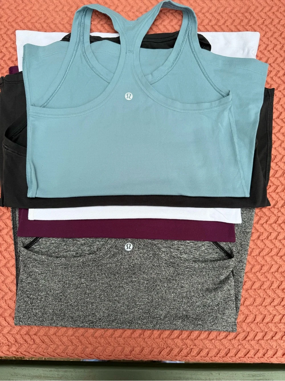 Lululemon lot of 5 tank tops size 6, all are in mint condition barely worn